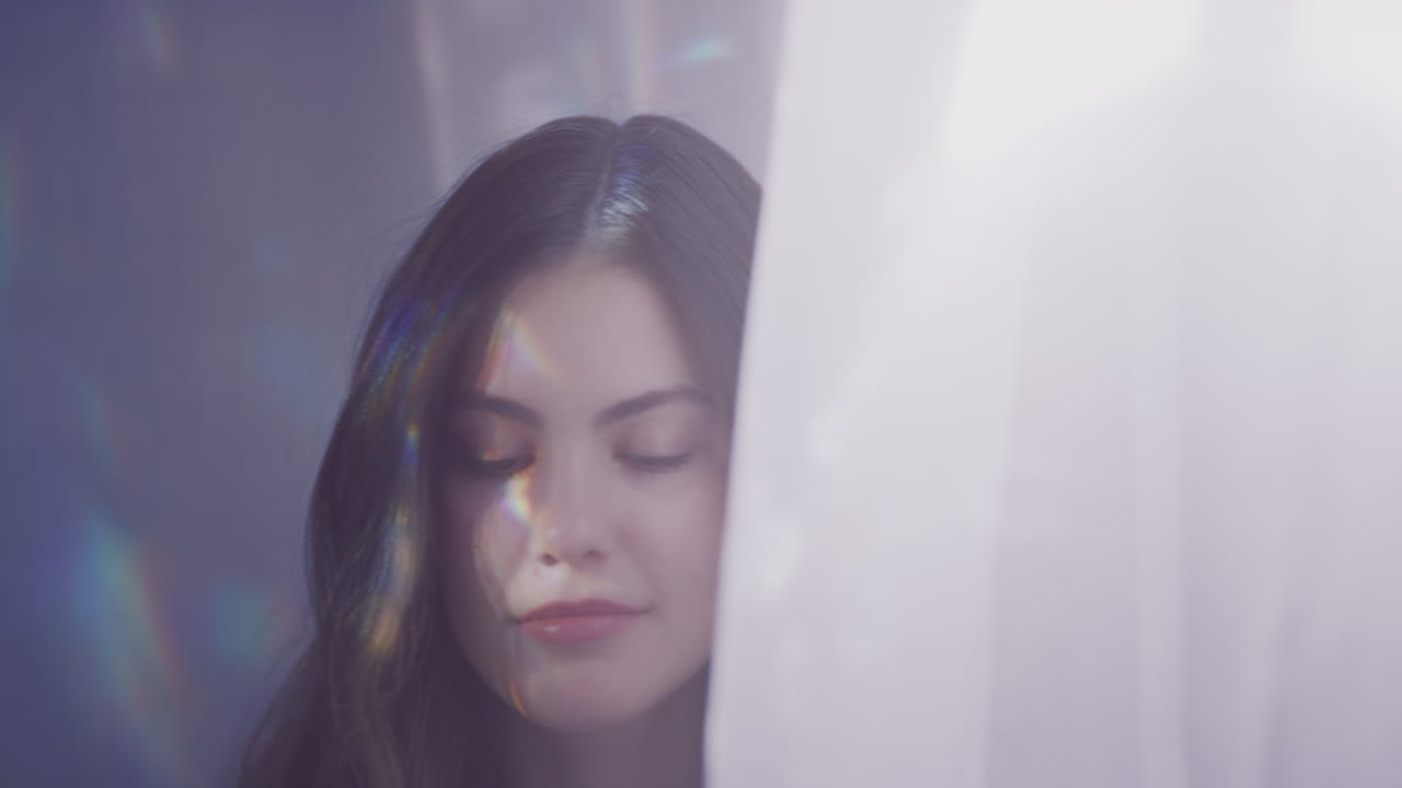 retrato multicolor atractiva joven mujer caucásica buscando sensual seductora mujer en la fantasía sueño con luces de colores brillando magnífica elegancia concepto de belleza femenina