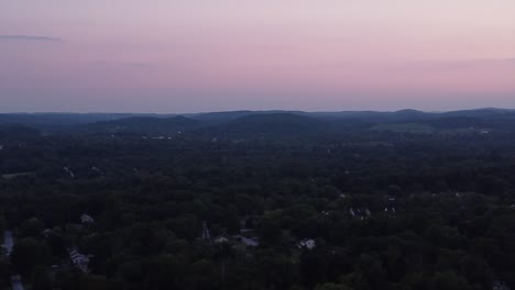 Cielo-Nocturno-Después-De-La-Puesta-De-Sol-Sobre-Un-Pequeño-Pueblo