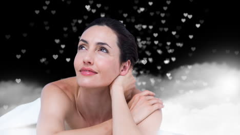 mujer sonriendo feliz con corazones