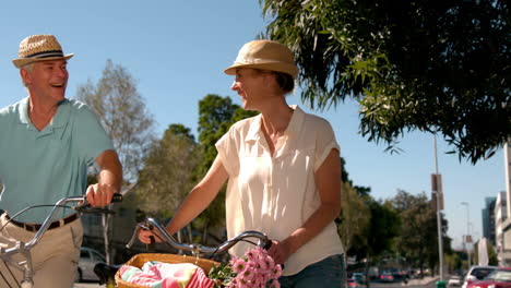 Pareja-Mayor-Yendo-A-Dar-Un-Paseo-En-Bicicleta-Por-La-Ciudad