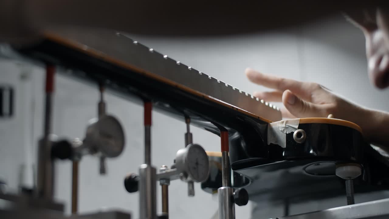 Opsætning og justering af guitarhals