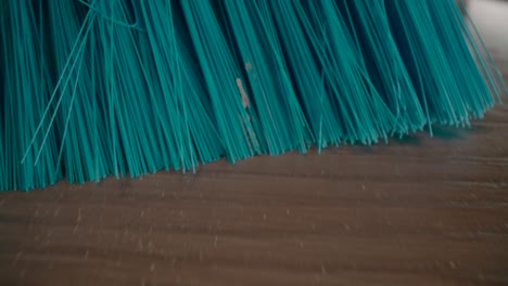 foto macro de escoba. barrer el piso