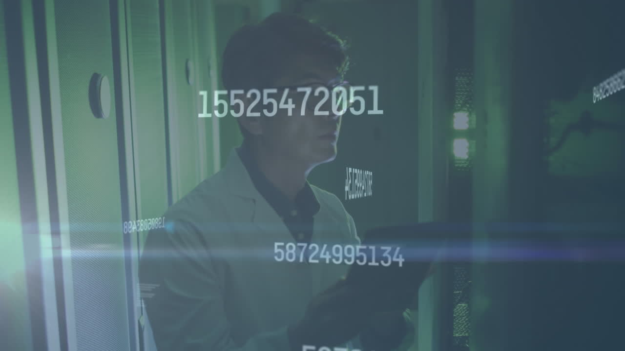 animación de números cambiantes sobre ingeniero masculino asiático con tableta digital trabajando en la sala de servidores.