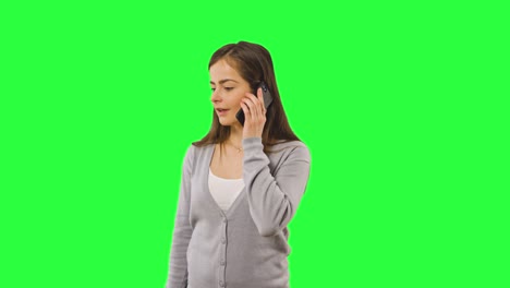 mujer aislada en pantalla verde con teléfono