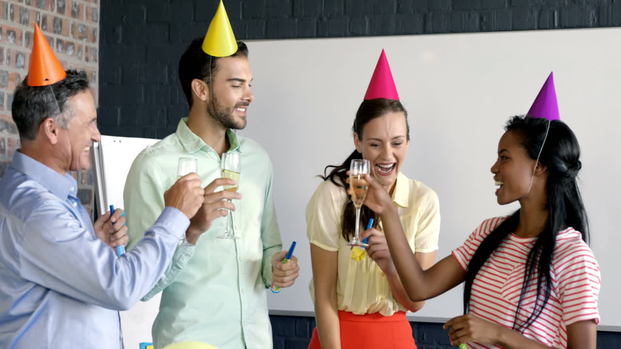 colegas ocasionales celebrando