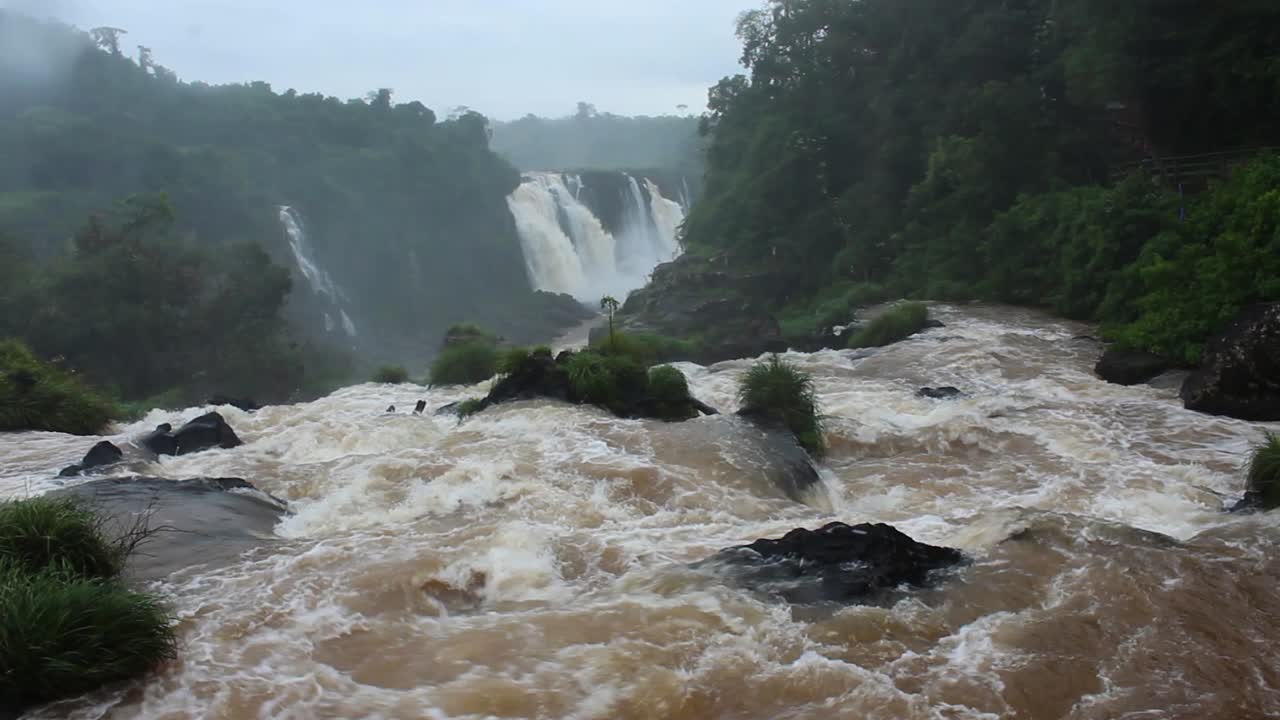 río iguazu entre la frontera brasileña y argentina en américa del sur