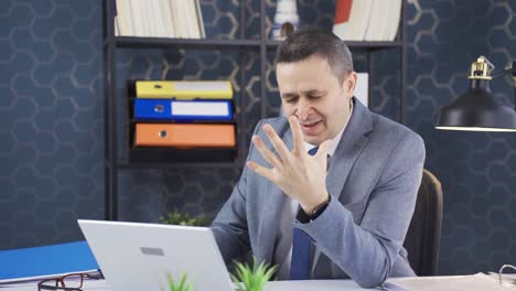 empresario ganador emocionado mirando la computadora portátil y celebrando el éxito en línea.