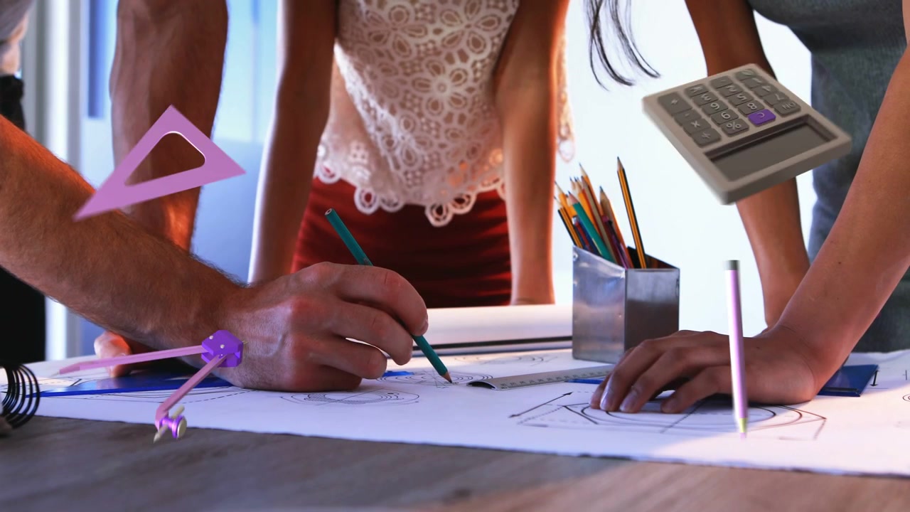Personne à gauche dessinant avec un crayon vert, démarrant une calculatrice et utilisant des marqueurs violets sur des designs, l'équipe prenant une décision.