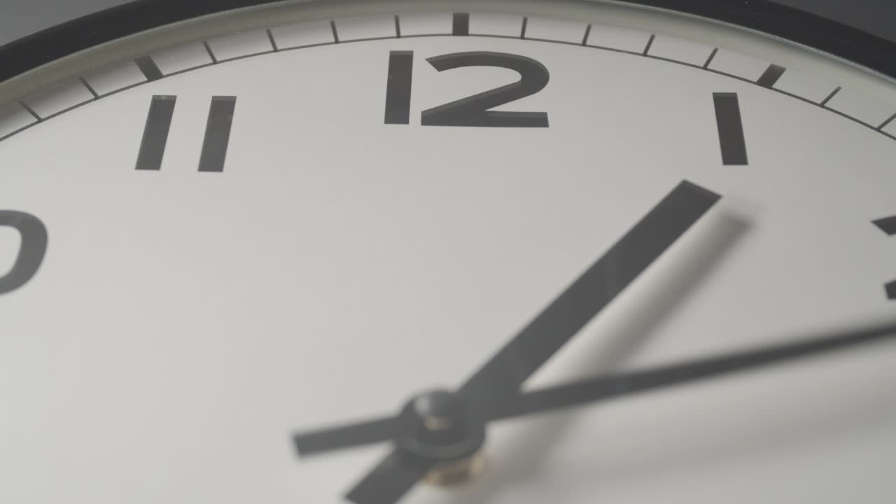 cara del reloj 1.3 cerca en el lapso de tiempo en la pared