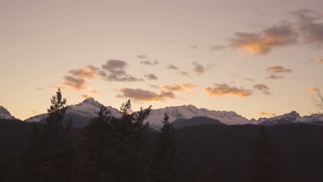 Amplia-Sesión-Panorámica-De-Una-Cresta-De-Montaña-Invernal-Durante-La-Puesta-De-Sol.