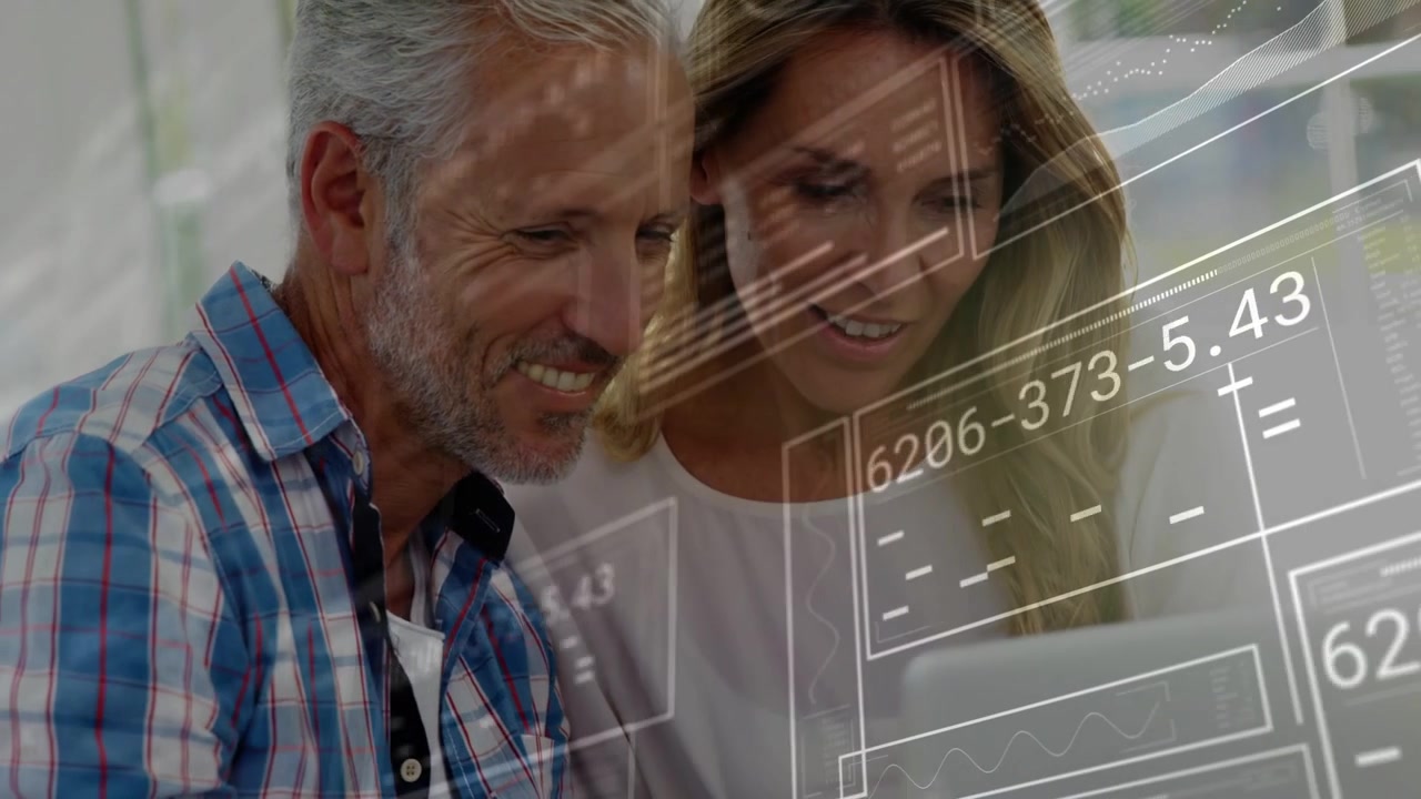 Hombre y mujer sentados cerca, dispositivo activándose y mostrando paneles tecnológicos en movimiento que analizan gráficos
