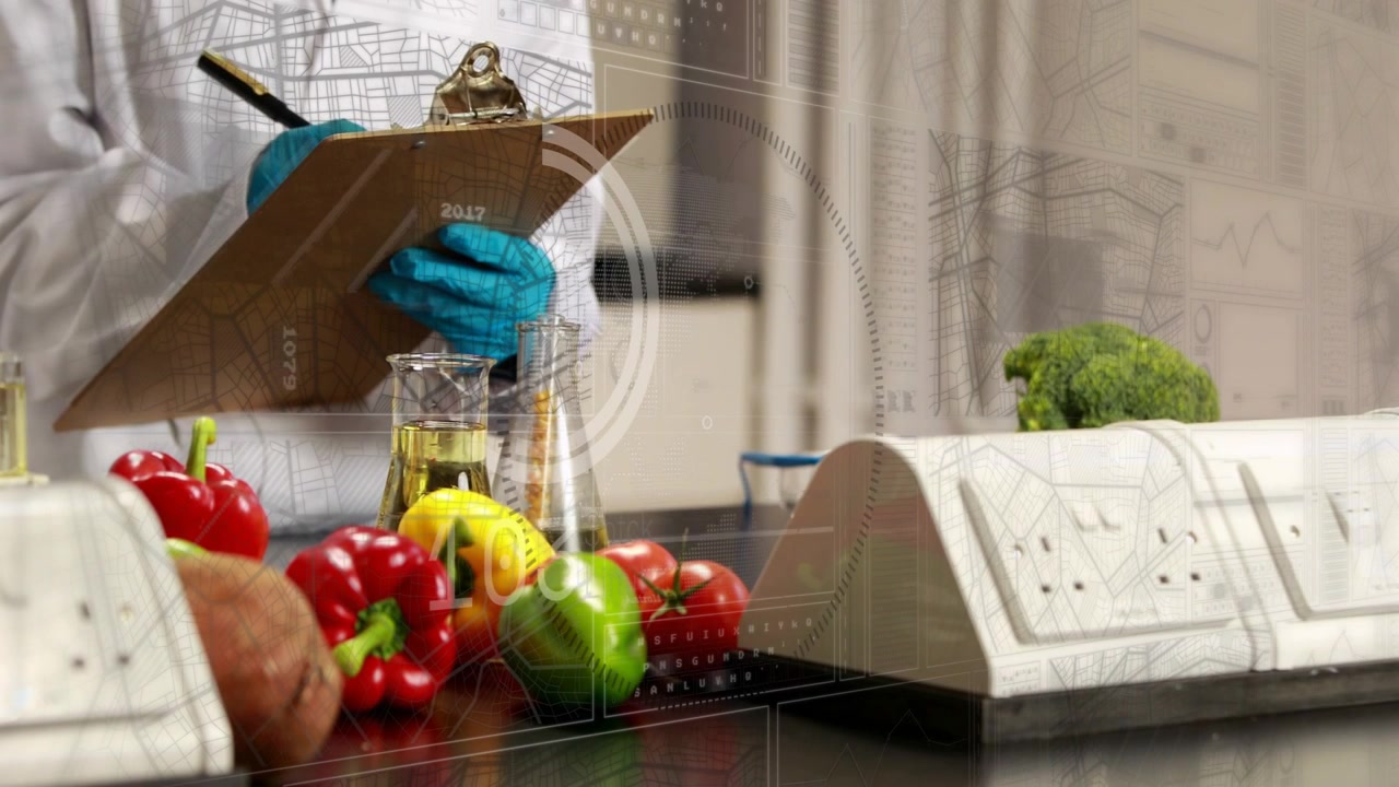 Técnica de laboratorio sosteniendo un portapapeles, tocando productos agrícolas, lo que provoca una superposición HUD y el registro de datos de alimentos.