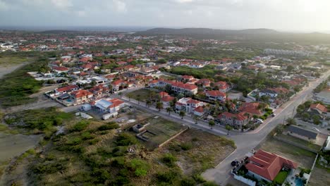 Alta-Antena-Sobre-Casas-De-Lujo-En-La-Zona-Norte-De-Aruba.