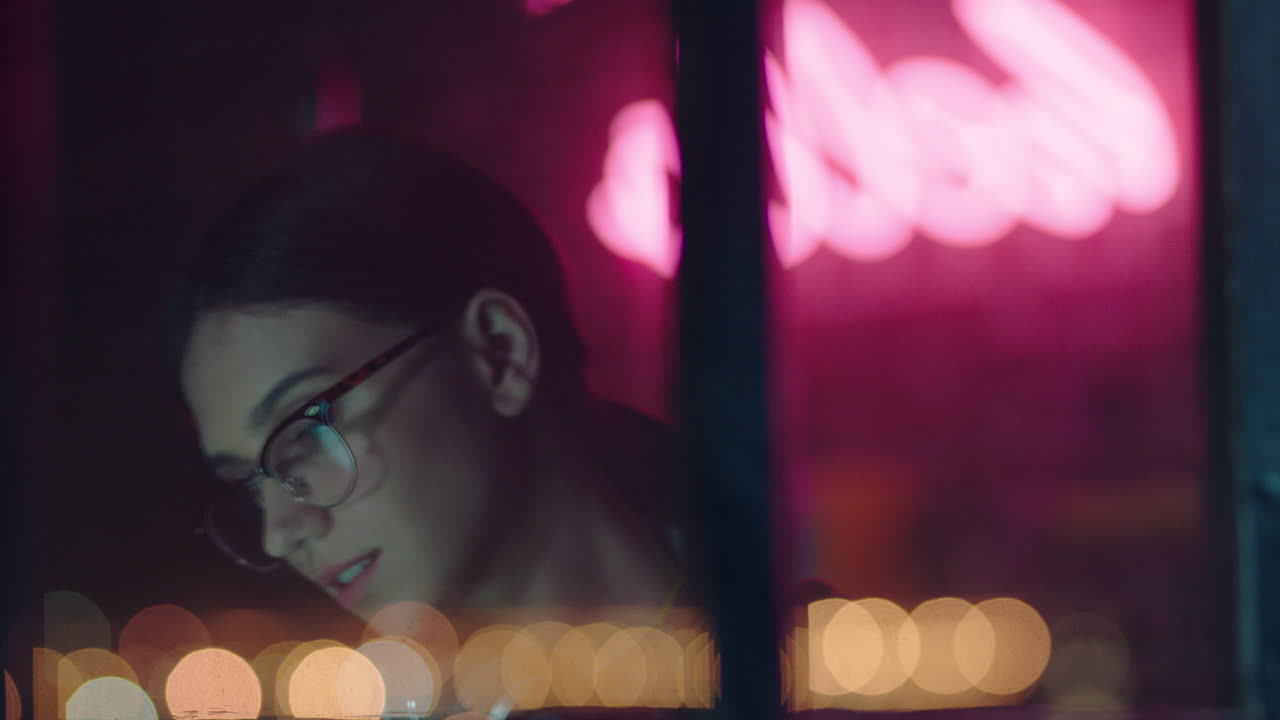 joven mujer de negocios caucásica que trabaja hasta tarde usando una tableta digital haciendo una lluvia de ideas creativas planeando un proyecto de inicio fecha límite en la pantalla táctil de un dispositivo móvil navegando en línea en la oficina por la noche