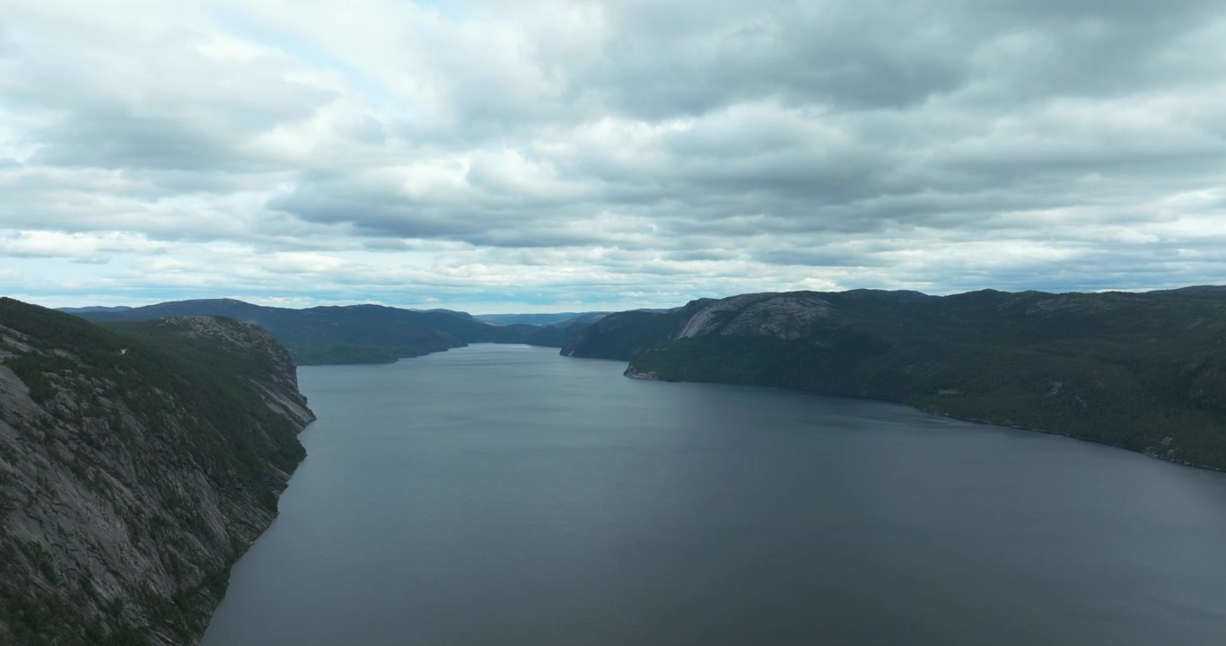 Pemandangan udara lembah danau Fyresdal di Norwegia yang dikelilingi oleh pegunungan berhutan, menampilkan lanskap yang masih alami
