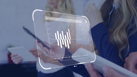 animación de datos en pantallas sobre mujeres de negocios caucásicas con teléfonos inteligentes