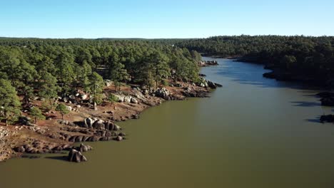 Toma-Inversa-De-Drones-Del-Lago-Arareco,-Chihuahua.