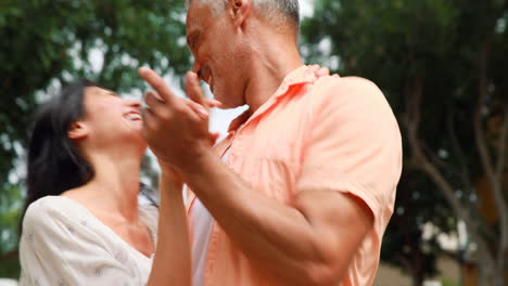 una pareja sonriente bailando