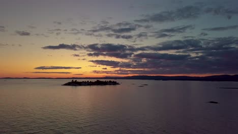 revelación de siluetas de pinos justo después de la épica puesta de sol, drone aéreo de dolly abierto