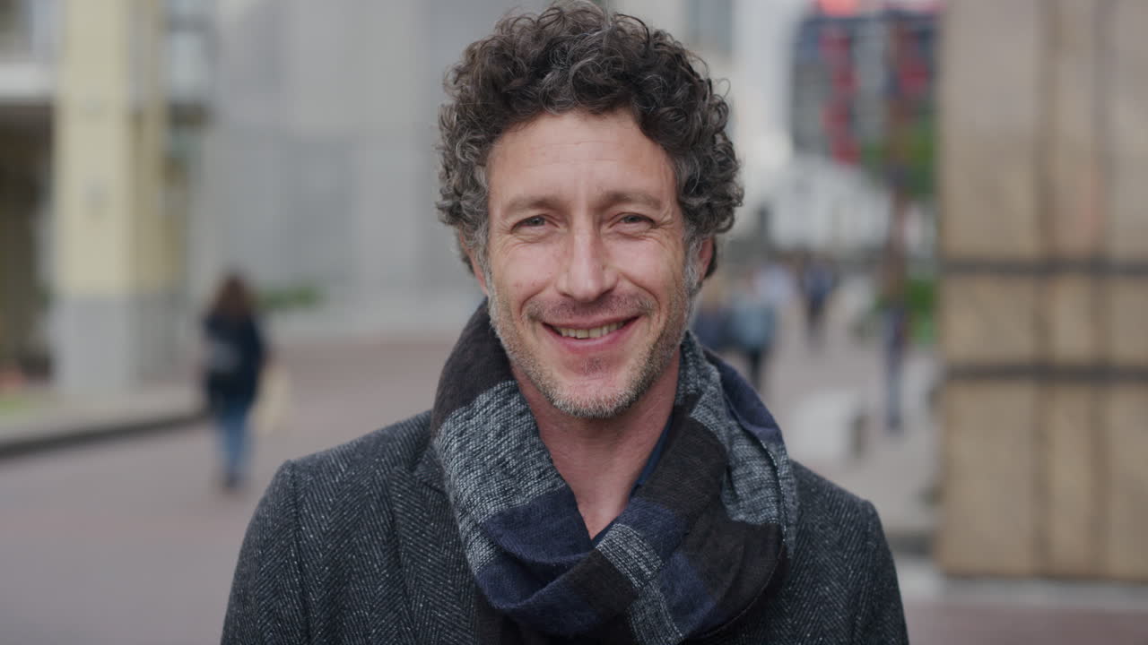 ritratto attraente uomo d'affari maturo sorridente che gode di uno stile di vita urbano professionale imprenditore maschio indipendente in città