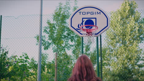 cancha de baloncesto chica pelirroja dispara la pelota puntuaciones y celebra