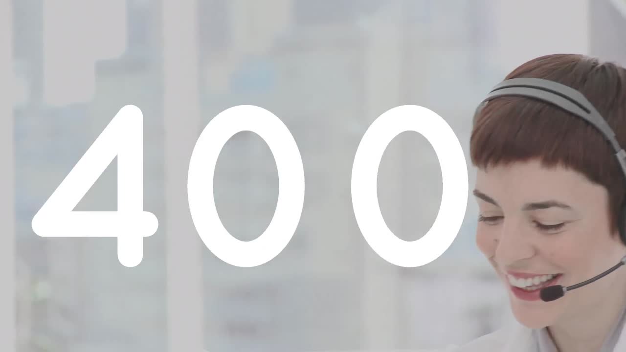 사무실에서 휴대폰 헤드 ⁇ 으로 대화하는 백인 여성 고객 서비스 임원과 대화하는 번호 변경