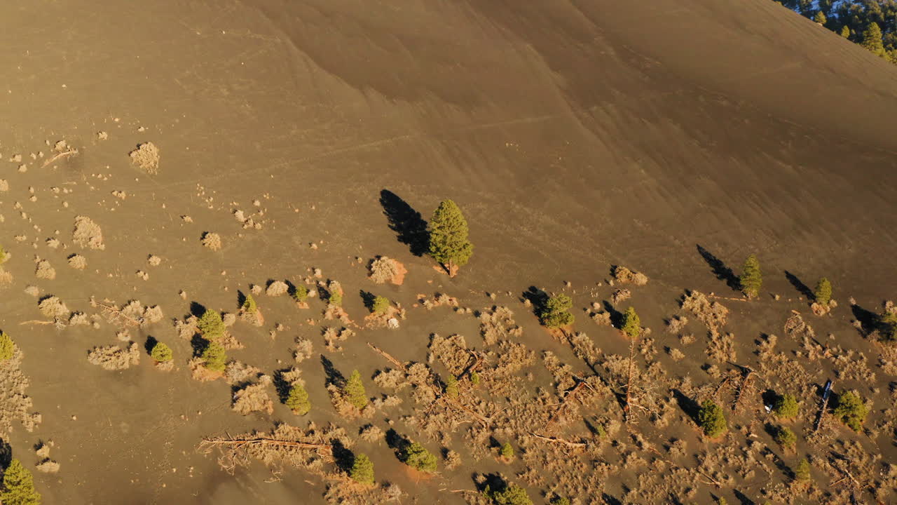 지구상에 있는 몇 년 된 콘크리트 콘 화산 용암 산의 경사면을 통해 드론 비행