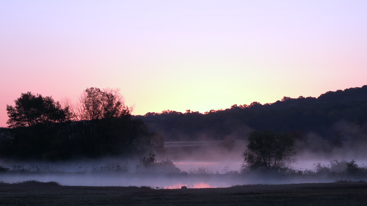 la belleza de un amanecer sobre el área de manejo de vida silvestre de middle creek en pennsylvania