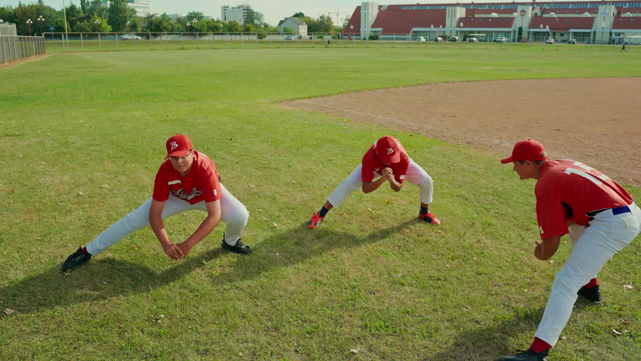 Squadra di baseball che fa stretching sul campo