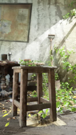 viejo taburete de madera en una habitación abandonada