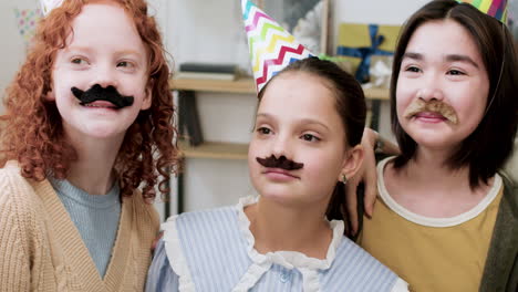 niños con bigotes falsos