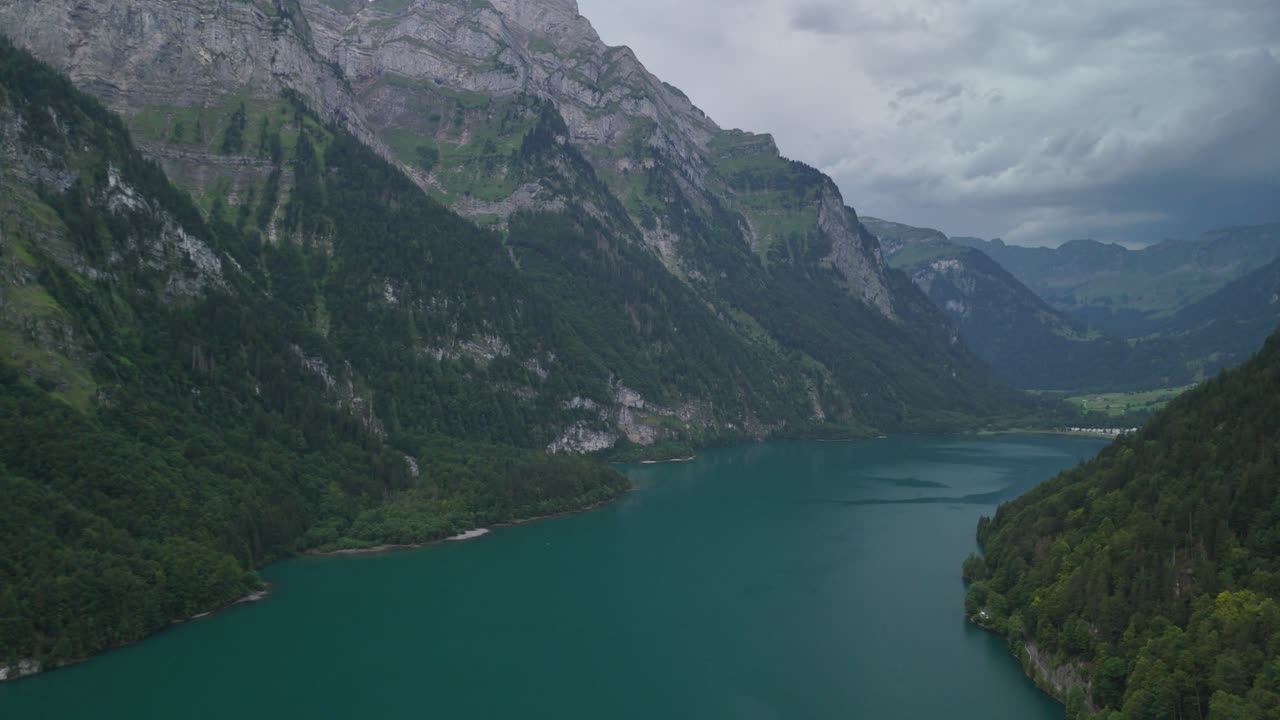 Natura all'aperto in Svizzera, montagne delle Alpi svizzere, valle, lago Klöntalersee