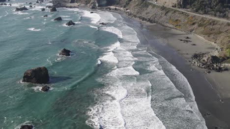 4K-Luftdrohnenaufnahmen-Von-Wellen,-Die-An-Sandstrand-Und-Felsen-In-Brookings,-Oregon,-Krachen