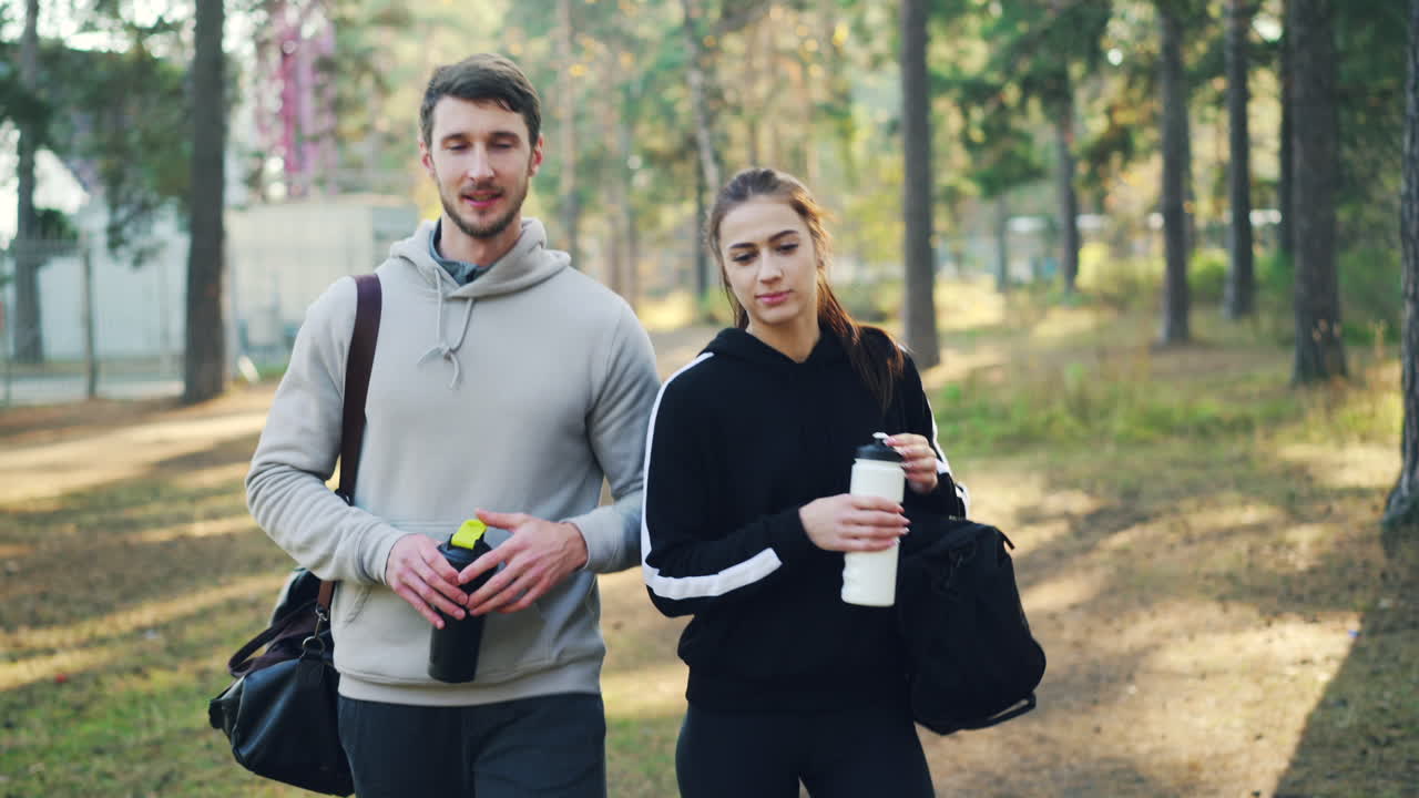 공원에서 산책하는 커플