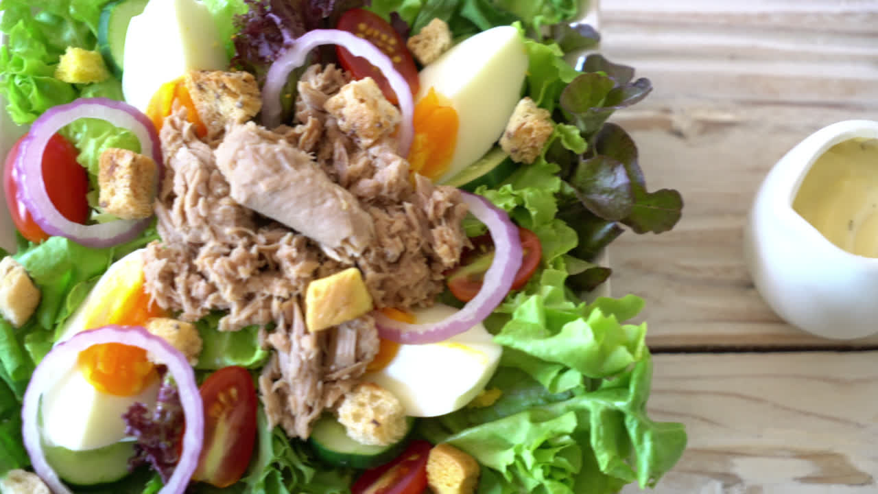 atún con ensalada de verduras y huevos