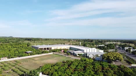 Escena-De-Un-Dron-Capturando-Una-Fábrica-Industrial-En-El-Campo-Mientras-El-Dron-Avanza,-Concepto-De-Empresas-Industriales-Fuera-De-La-Ciudad