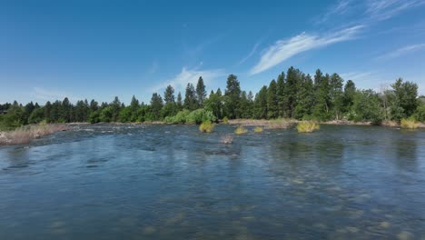 Amplia-Vista-Aérea-Del-Río-Spokane-Que-Fluye-En-Un-Cálido-Día-De-Verano