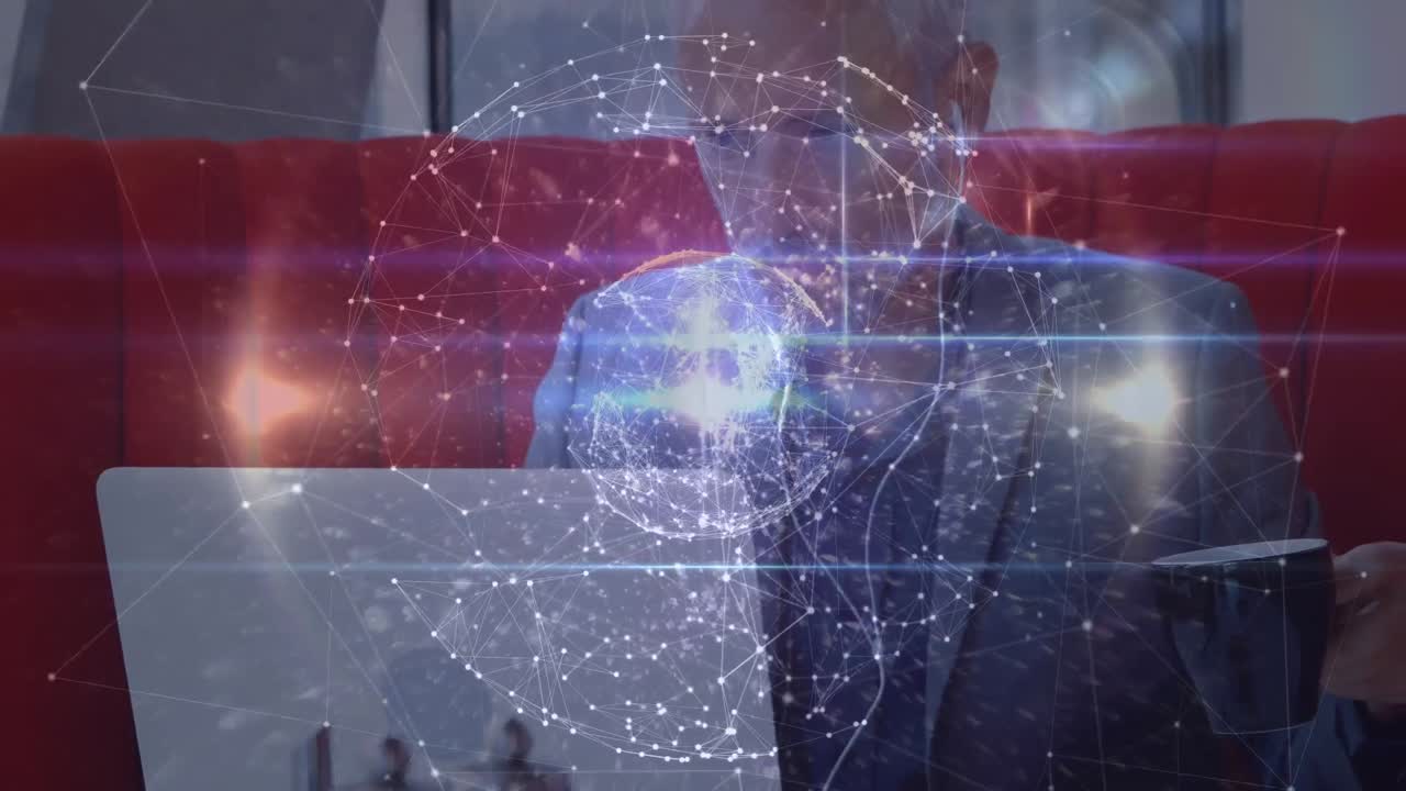 전 세계 연결망의 세계: 백인 고위 사업가 커피를 마시고 노트북을 사용합니다.