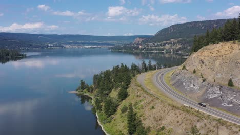 Viaje-Aéreo-A-Lo-Largo-De-La-Autopista-97-De-Cariboo-Ofrece-Vistas-Panorámicas-Del-Lago-Williams