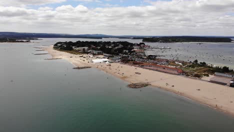 Drone-Volando-Con-Vistas-A-Los-Bancos-De-Arena-En-Dorset.