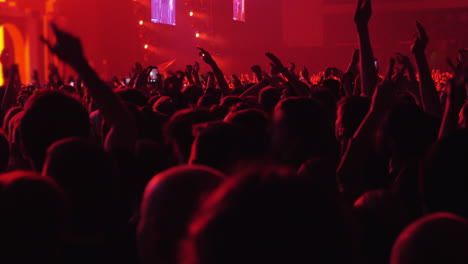 Tanzende-Menschenmenge-Mit-Erhobenen-Händen-Beim-Musikfestival