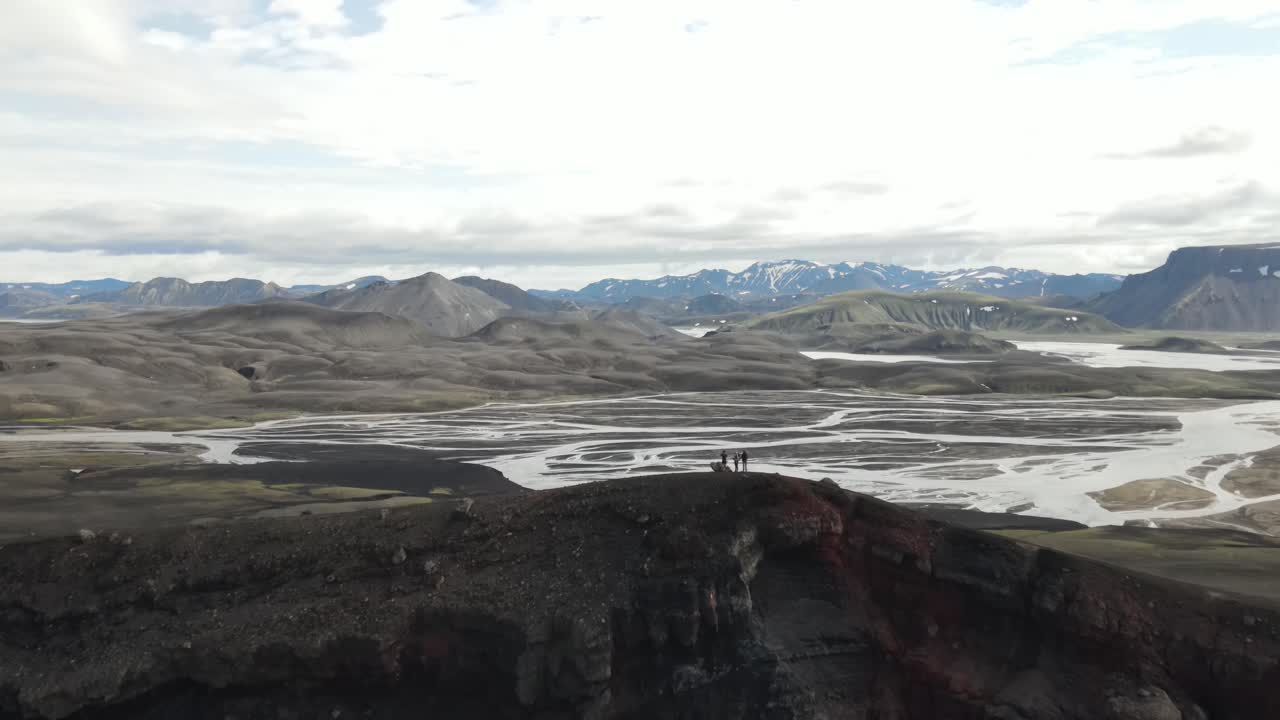아이슬란드의 화산 풍경과 강