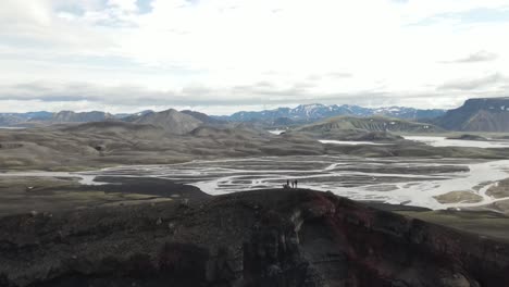 paisaje volcánico islandés con río