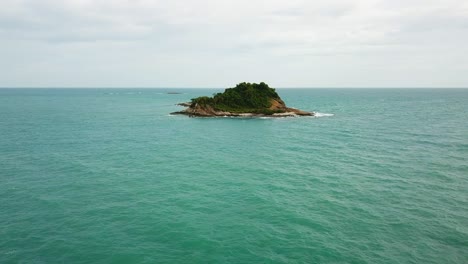 vista aérea del mar y las montañas de koh samet, tailandia.