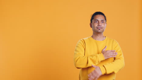 Portrait-of-cheerful-friendly-man-smiling,-studio-background