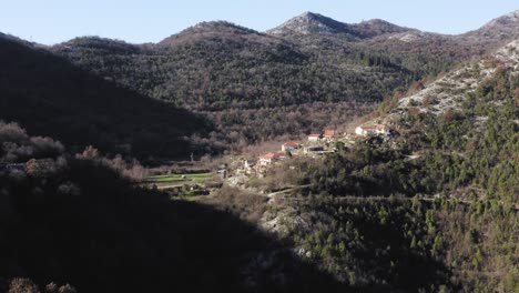 Aéreo---Valle-Del-Mirador-De-Pavlova-Strana,-Cerca-Del-Lago-Skadar,-Montenegro