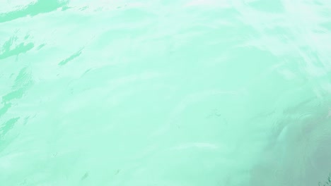 agua turquesa con movimiento subacuático sutil