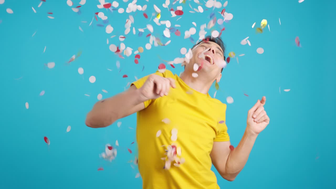 Homem comemorando com confeti