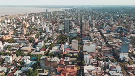 Una-Vista-De-Pájaro-Captura-El-Bullicioso-Corazón-De-Posadas,-Argentina,-Mostrando-La-Vibrante-Energía-Y-El-Paisaje-Urbano.