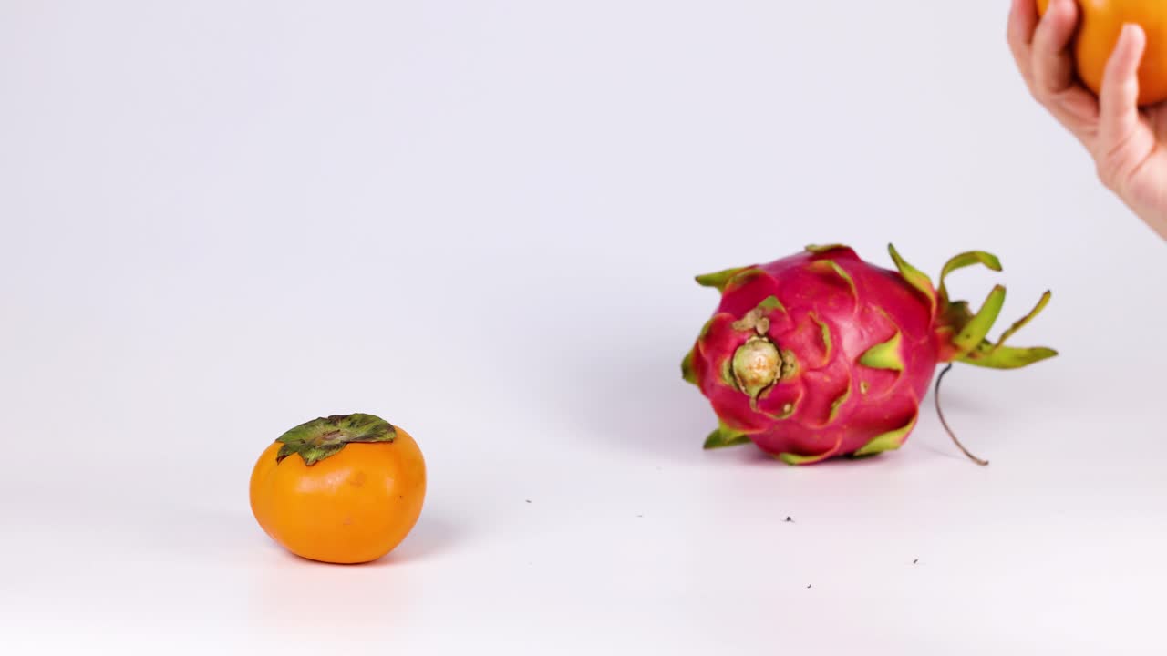 dos manos cooperan para recoger frutas